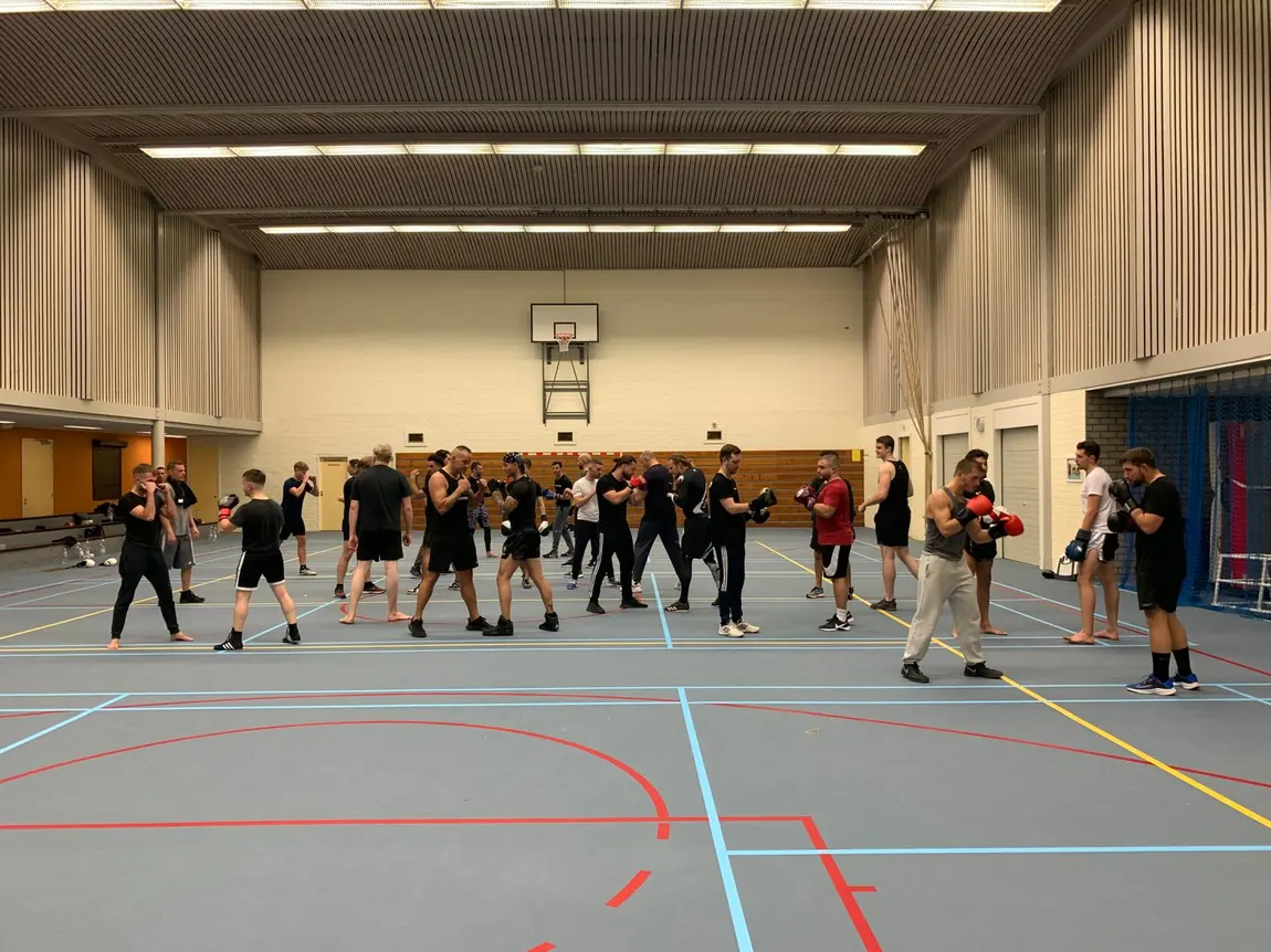 Kickboks clinic met een grote groep in een sportzaal in Amsterdam