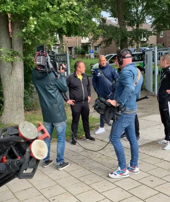 Bas van den Muijsenberg geeft Frans Bauer kickbokstraining